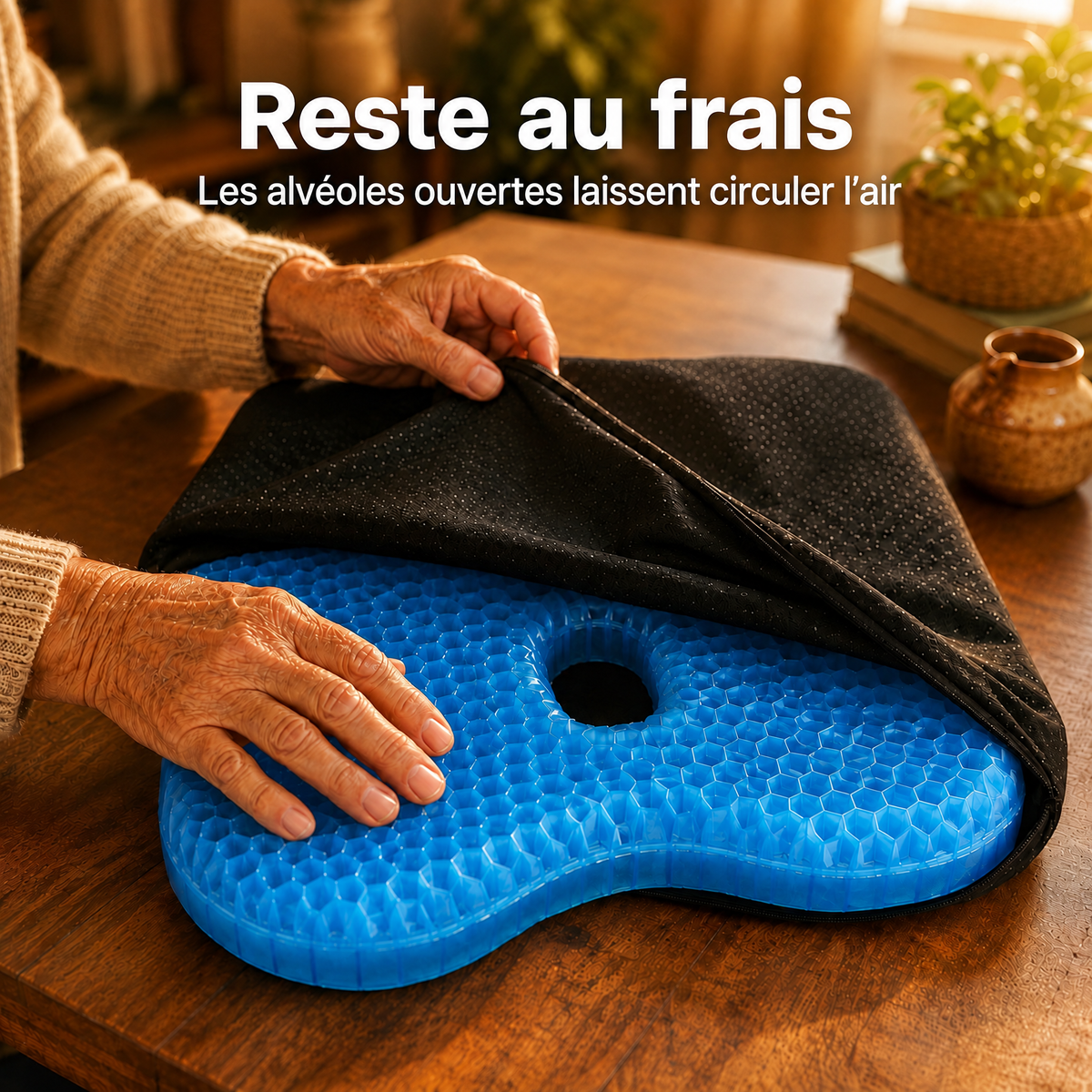 Mains retirant la housse noire du coussin HoneyGel : les alvéoles ouvertes laissent circuler l'air